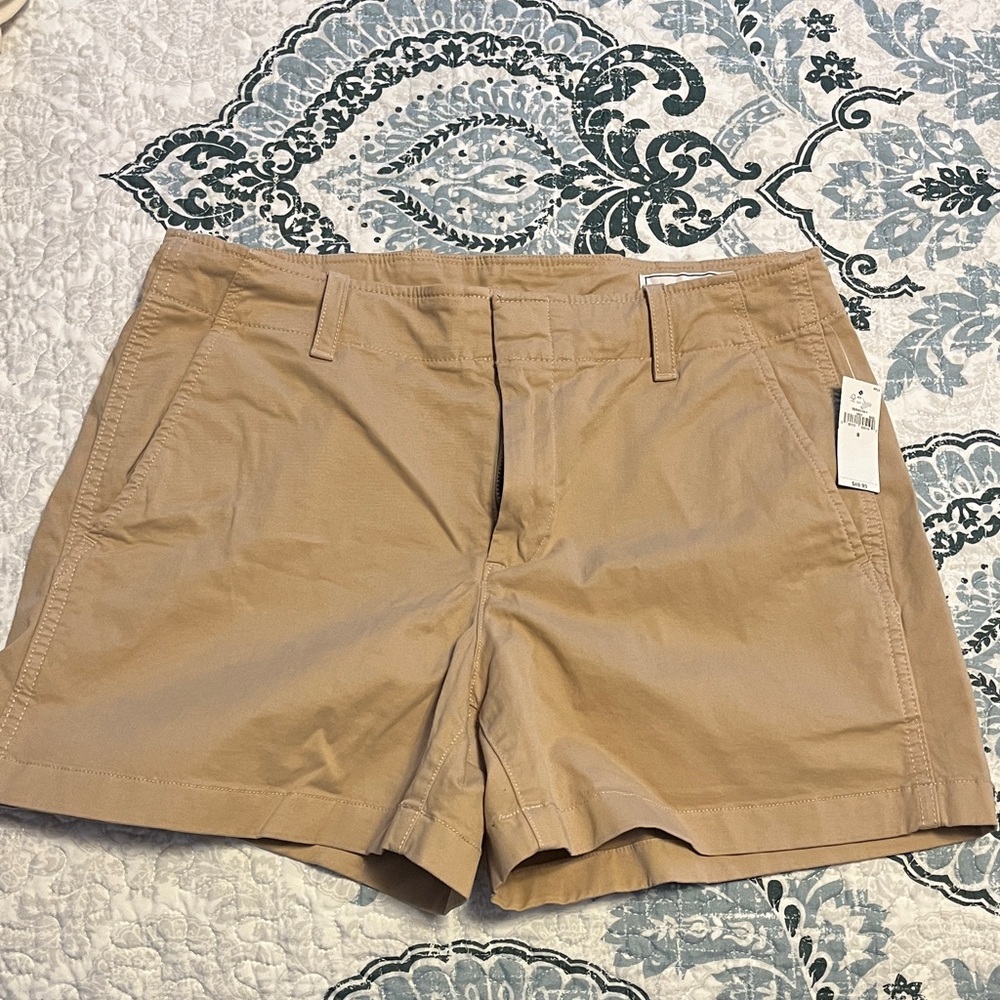 Gap size 8 women’s 4” DOWNTOWN KHAKI SHORT NWT